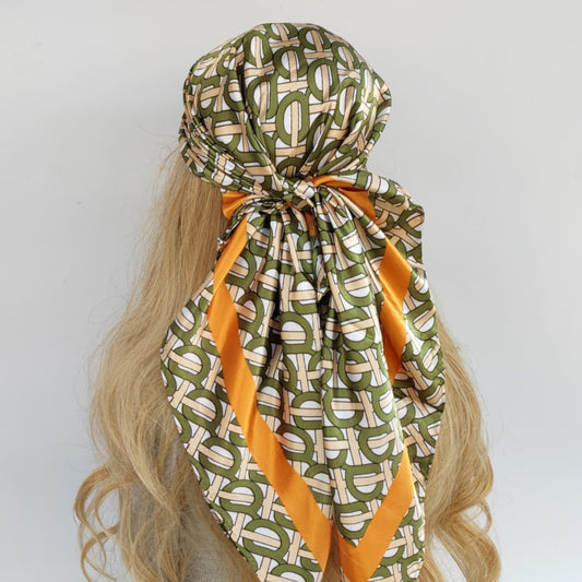 Le foulard cheveux femme VANESSA vert à motifs géométriques et liseré orange chez Foulard Frenchy