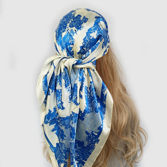 Le foulard cheveux femme AUDREY blanc crème à motifs bleu baroque de chez FOULARD FRENCHY
