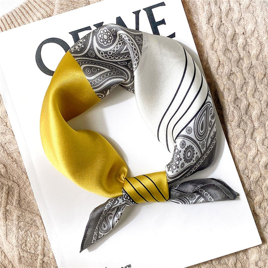 Le foulard CANDICE blanc jaune et gris, pour femme et homme, de chez Foulard Frenchy. carré de soie 100% naturelle, style chic et élégant