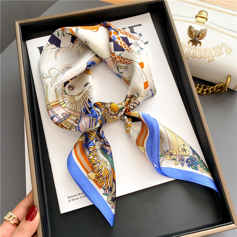 Foulard en soie pour femme modèle CAMILLE pour cou & cheveux, sélectionné par la boutique spécialisée FOULARD FRENCHY, couleur blanc crème et bleu, possible utilisation comme foulard chimio.