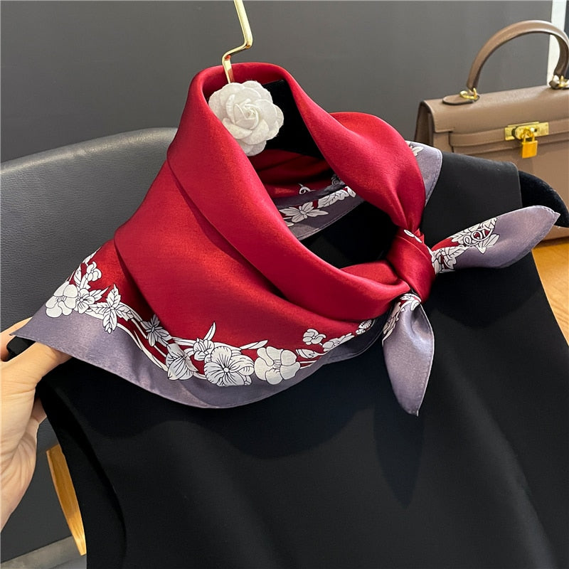 Très élégant foulard pour femme, carré de soie 100% naturelle, rose à motifs gris et liseré violet, à porter en tour de cou ou à nouer dans les cheveux, de chez Foulard Frenchy !