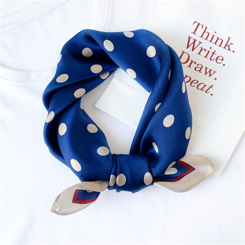 Le sympathique foulard carré de soie bleu à pois ESMA, pour homme et femme, à porter en tour de cou ou à nouer dans les cheveux !