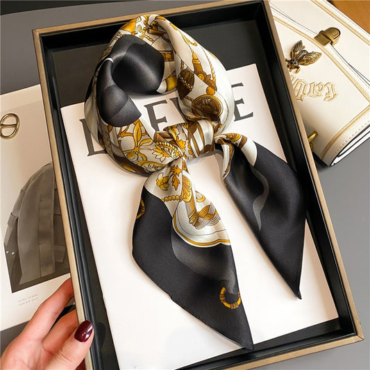 Foulard en soie pour femme modèle EMMA pour cou & cheveux, couleur noir blanc crème doré, possible utilisation comme foulard chimio, sélectionné par la boutique spécialisée FOULARD FRENCHY.
