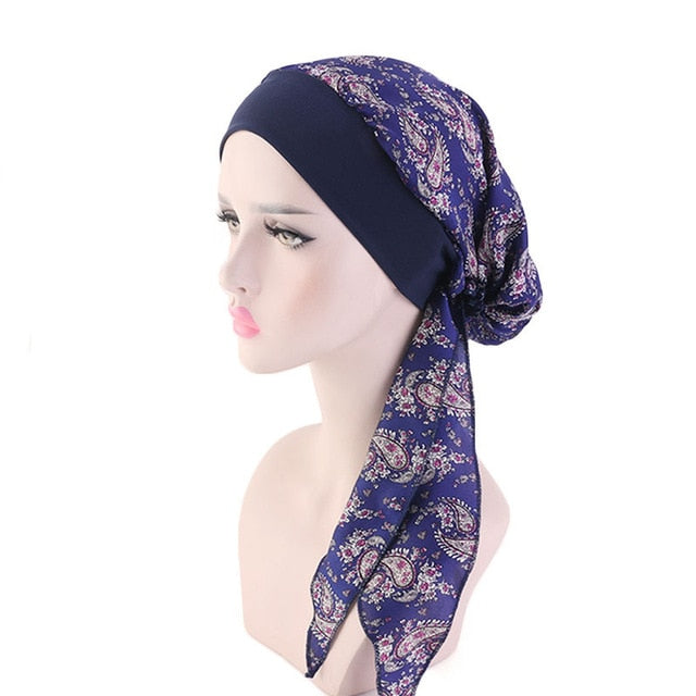 Femme portant le foulard cheveux chimio long SARAH couleur bleu marine et violet style Bohème de Foulard Frenchy