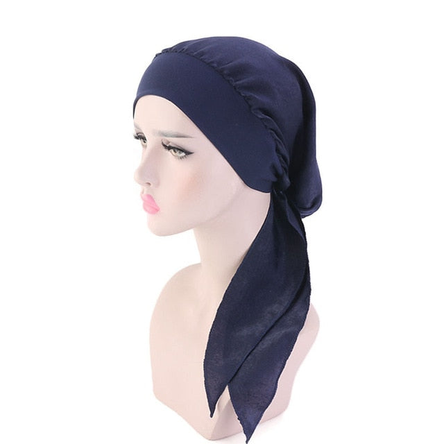 Le foulard chimiothérapie LOLA pour femme à porter sur les cheveux, couleur bleu marine uni, de chez foulard frenchy
