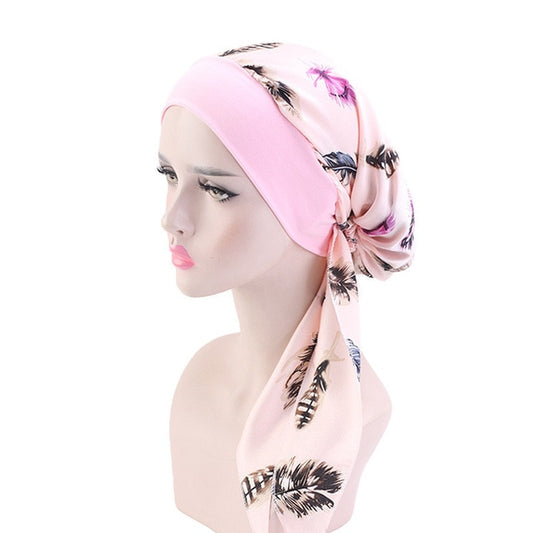 Le foulard cheveux chimio DELPHINE pour femme, rose à motifs de plumes, préformé avec bandeau, par foulard frenchy