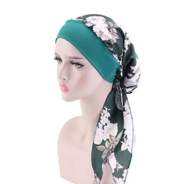 Le foulard chimio femme HELENE pour cheveux, couleur vert à motifs fleurs moderne, de chez foulard frenchy
