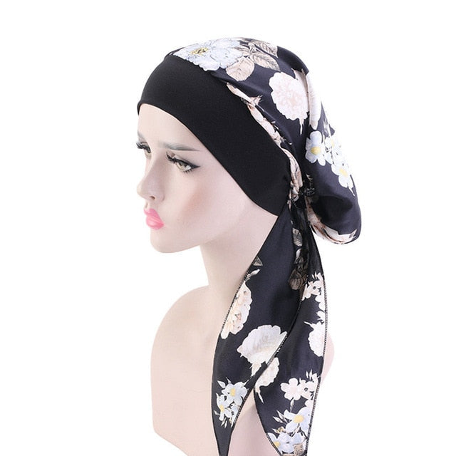 Le foulard chimio femme pour cheveux SABRINA, noir avec motifs fleurs blanc et rose clair, de foulard frenchy
