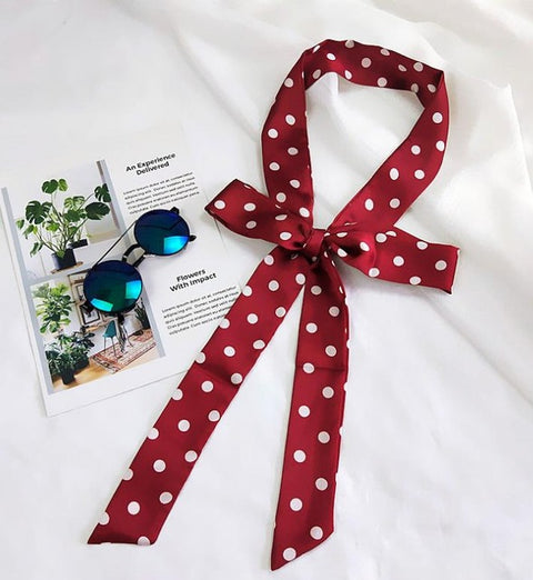 Une ceinture foulard rouge à pois blanc