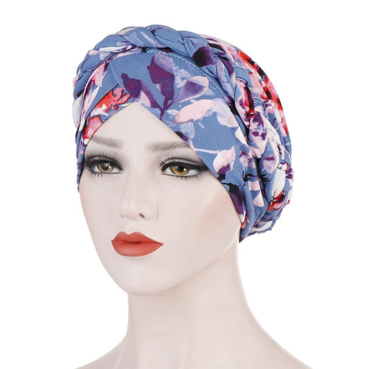 Le turban chimio femme, de chez foulard frenchy, bleu avec motifs violet rouge et blanc, à porter sur les cheveux