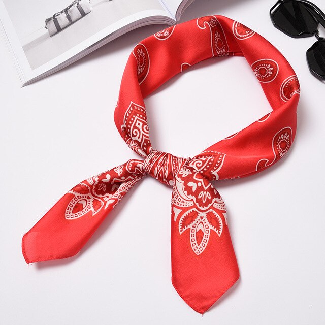 Le foulard cheveux chimio rouge bohème pour femme, à porter aussi en tour de cou, forme carré, de chez foulard frenchy