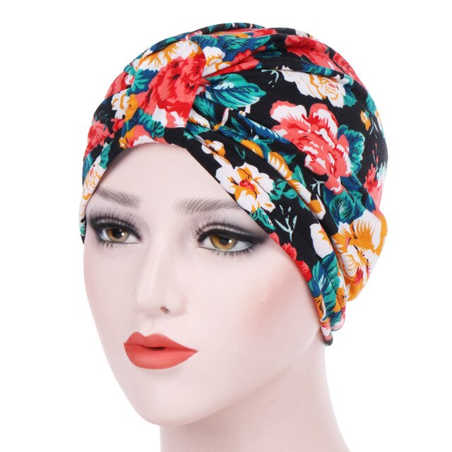 Femme portant le bonnet chimio Alexandrine noir à motifs floral de chez foulard Frenchy