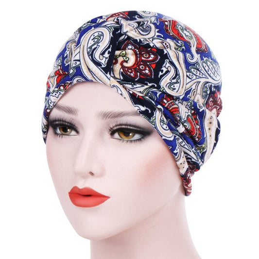 Femme portant le bonnet chimio LOU foulard cheveux bleu à motifs