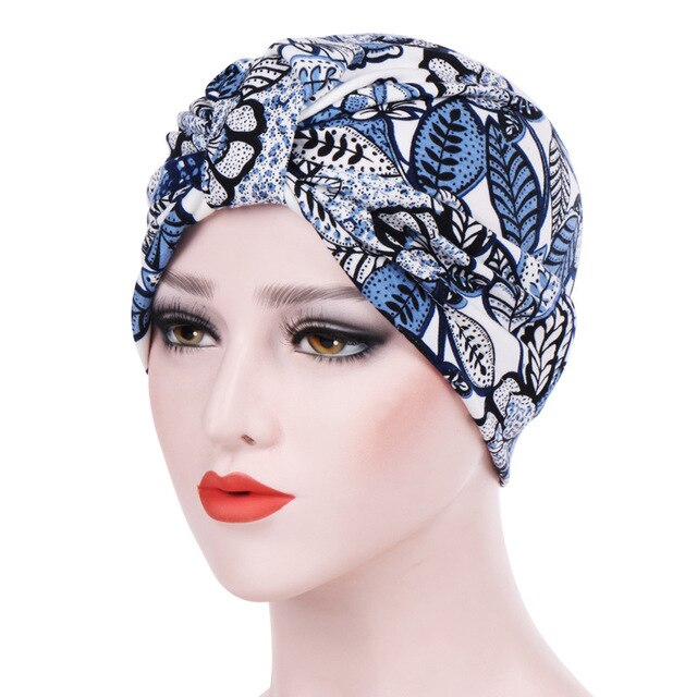 Femme portant le bonnet chimio foulard cheveux femme style moderne NICOLE couleur blanc à motifs bleu