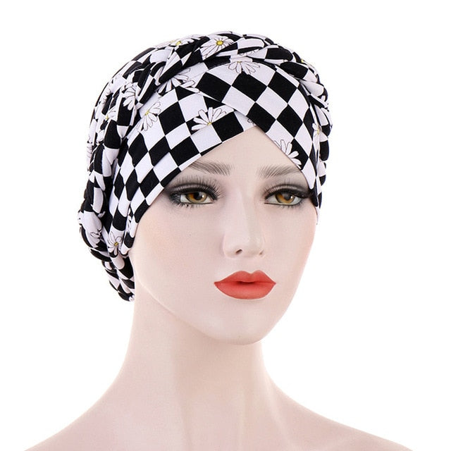 Le turban chimio pour femme, à porter sur les cheveux, noir et blanc à damiers, de chez foulard frenchy