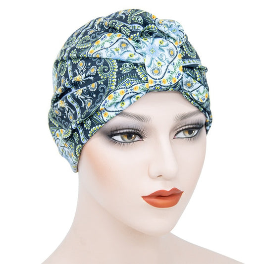 Femme portant le foulard cheveux bonnet chimio moderne ELISA bleu marine et turquoise à motifs