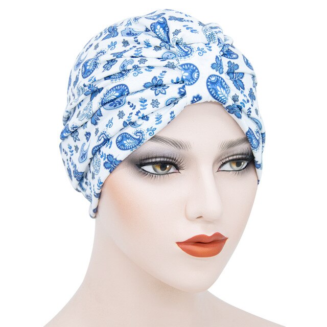 Femme portant le foulard cheveux LOUISON bonnet turban chimio blanc à motifs bleu style bohème élégant de chez foulard frenchy