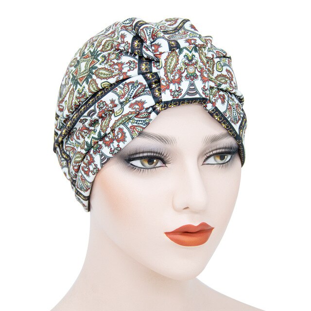 Femme portant le foulard cheveux chimio bonnet turban INES blanc à motifs de chez foulard frenchy