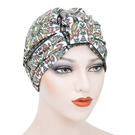Femme portant le foulard cheveux chimio bonnet turban INES blanc à motifs de chez foulard frenchy