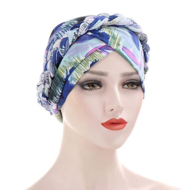 Le turban chimio DIANE pour cheveux femme, bleu à motifs multicolores, de chez Foulard Frenchy