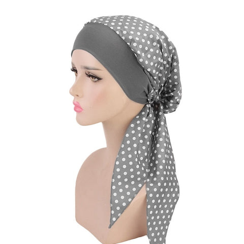 Une foulard chimio pour femme, vert gris à pois blanc