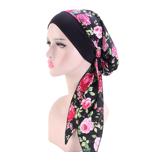 Le foulard chimio pour femme à porter sur les cheveux STEPHANIE noir avec motifs rose, de chez foulard frenchy