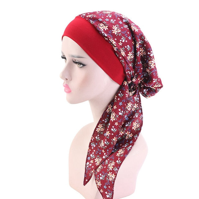 Le foulard chimio rouge pour femme à porter sur les cheveux, modèle ADELE, avec bandeau élastique, aspect coton, de chez foulard frenchy