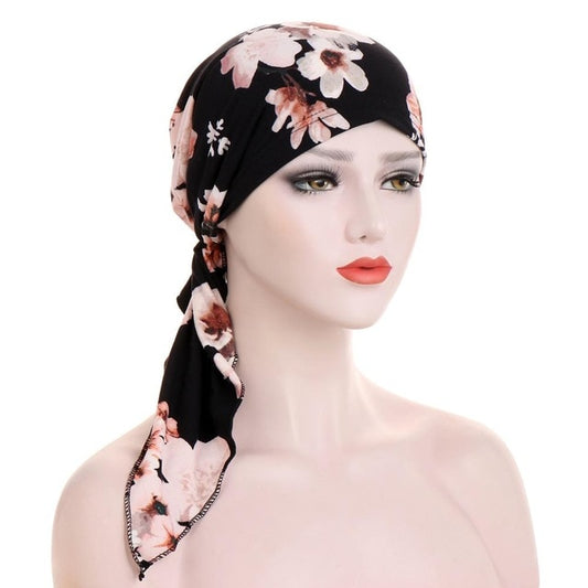 Le foulard chimio pour cheveux femme, modèle RAPHAELLE, noir avec des fleurs roses, de chez foulard frenchy