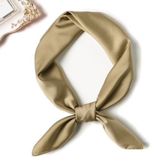 Le foulard satin pour femme de chez foulard frenchy, sobre chic et élégant, à porter autour du cou