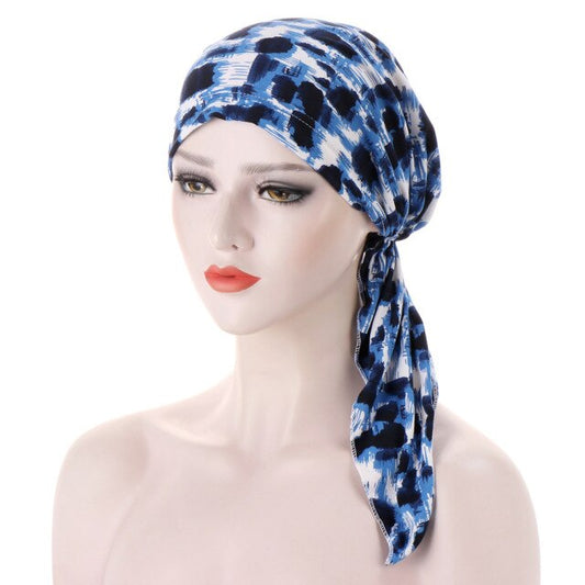 L foulard chimio INAYA pour femme à porter sur les cheveux, couleur bleu bleu marine noir et blanc, à motifs, de chez foulard frenchy