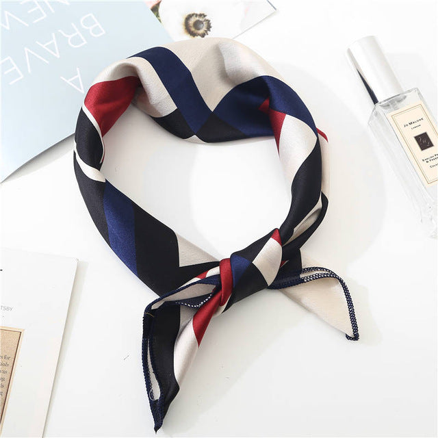 Le foulard PICASSO, carré, pour femme, avec ses motifs géométriques de couleur blanc, bleu marine, noir et rouge, très chic et élégant, chez foulard frenchy