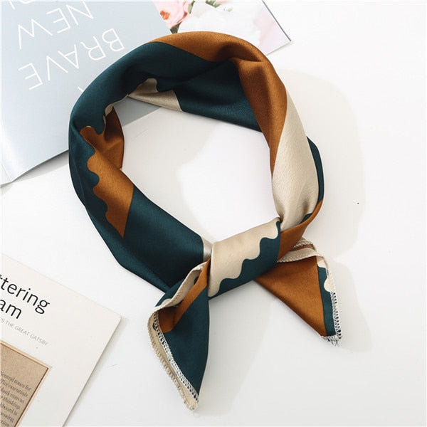 Le foulard carré pour femme ou homme, à porter autour du cou, marron vert et blanc crème, de chez foulard frenchy