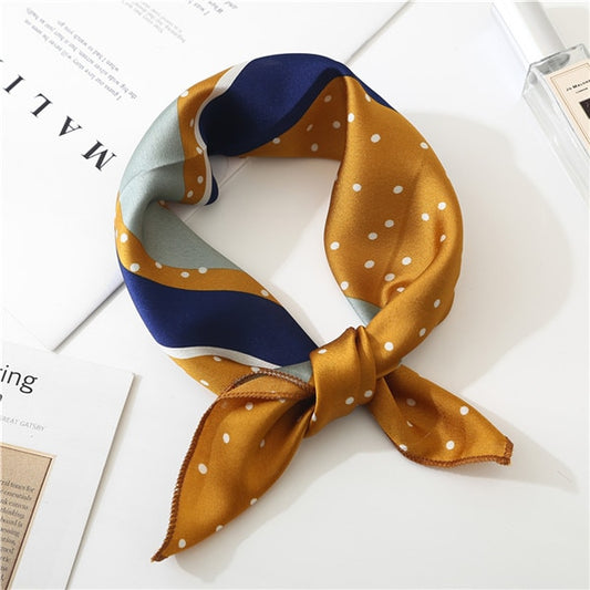 La foulard femme chic et élégant, de couleur doré à pois et rayure bleu marine et kaki, à porter autour du cou, de chez foulard frenchy